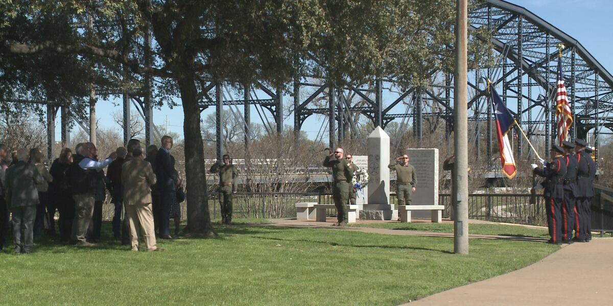 Waco Officer Ridge ATF agents visit Waco memorial to honor agents killed during raid at ...