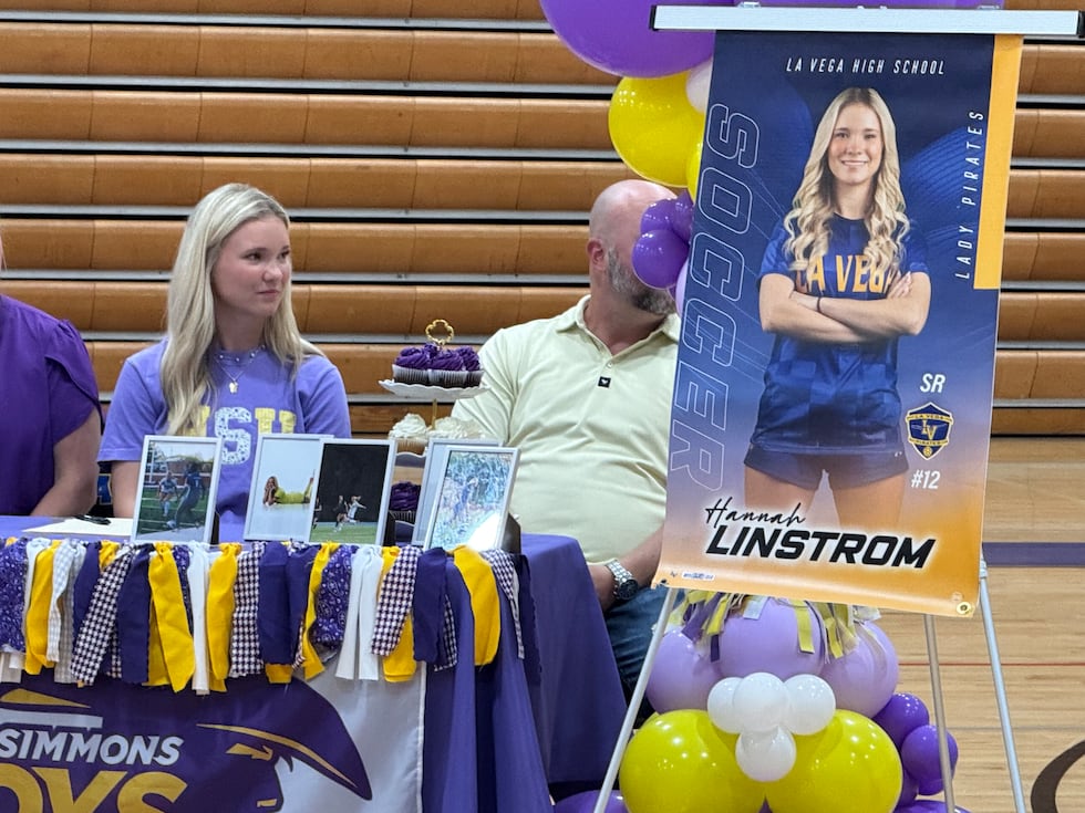 La Vega celebrates Kelly, Linstrom on Signing Day