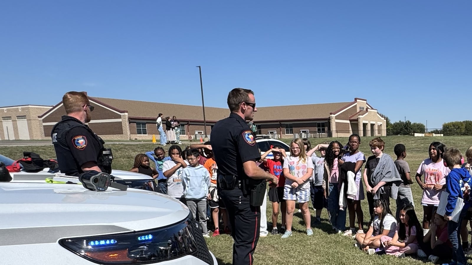 Castleman Waco police surprise Castleman Creek Elementary students with Red ...