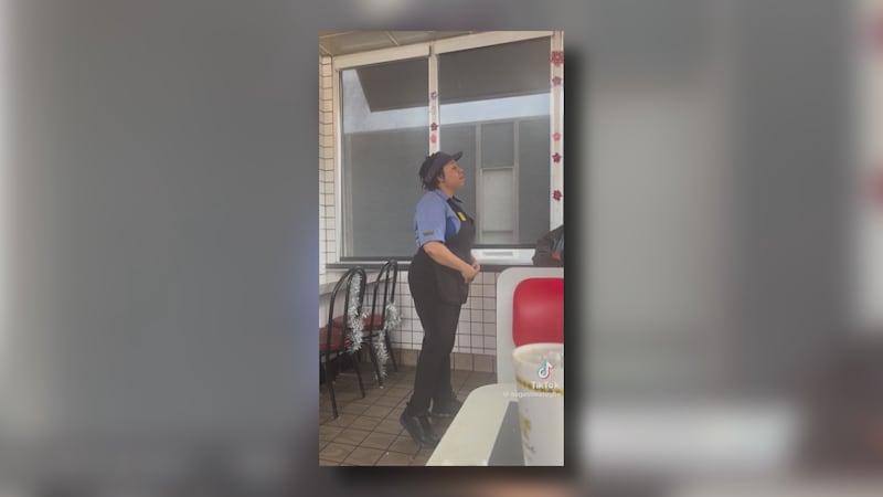 A Waffle House server's impromptu Christmas performance has captured the attention of...