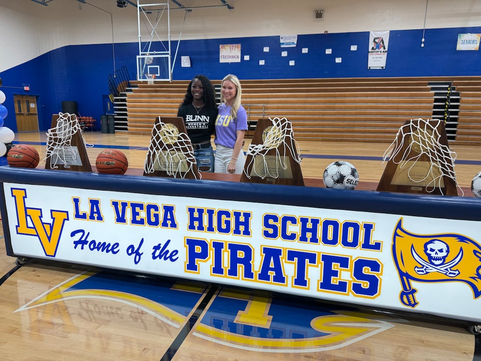 La Vega celebrates Kelly, Linstrom on Signing Day