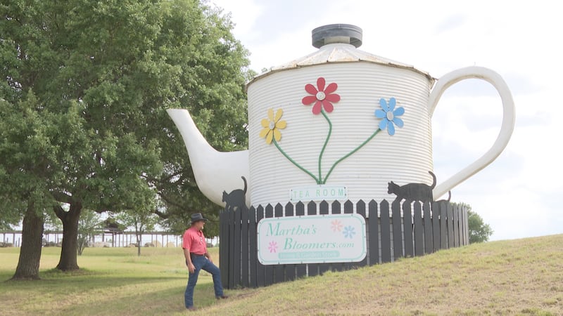 Landmark teapot at Martha’s Bloomers in Navasota