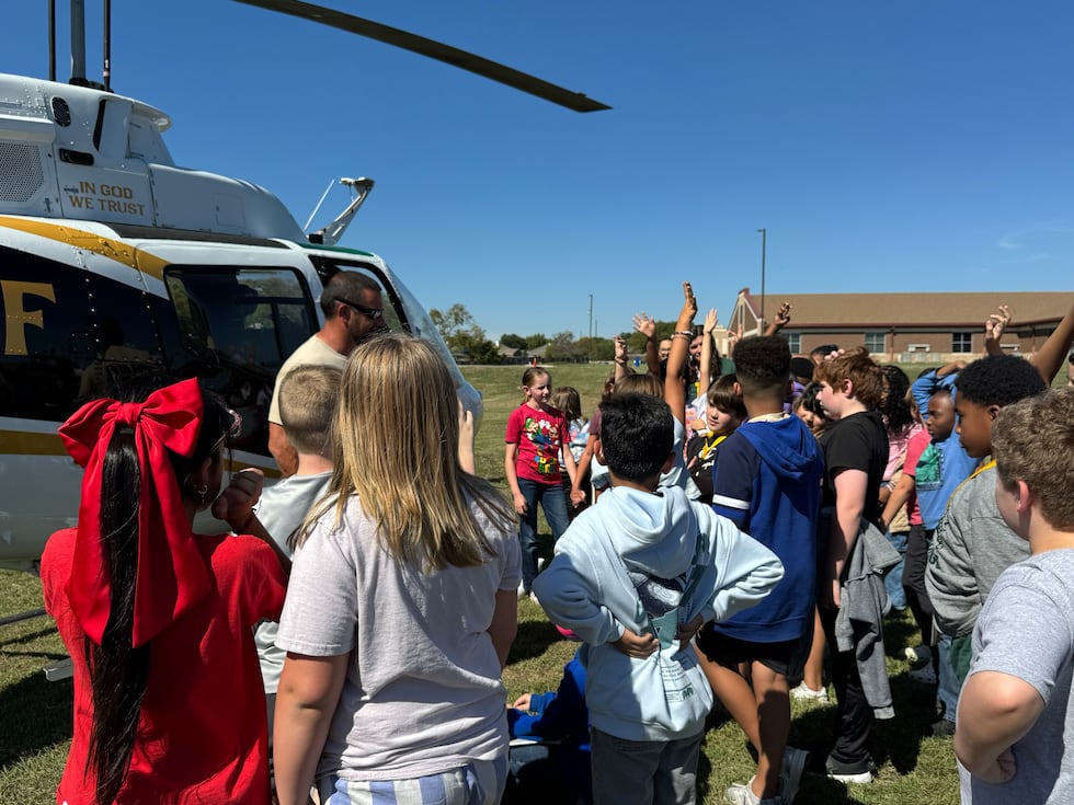 Castleman Waco police surprise Castleman Creek Elementary students with Red ...