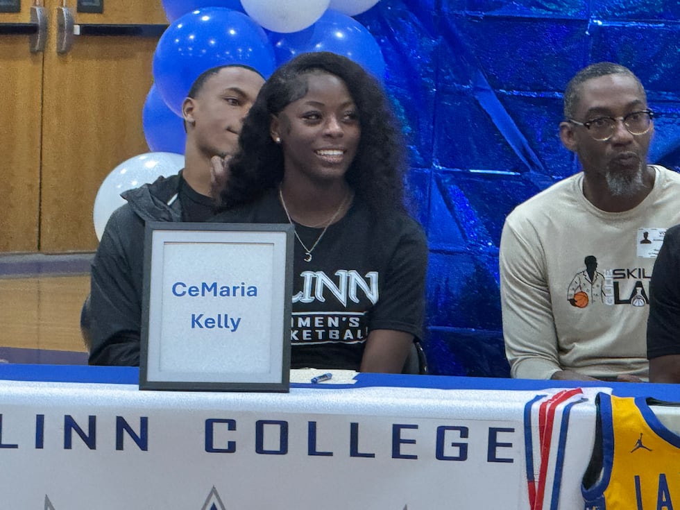 La Vega celebrates Kelly, Linstrom on Signing Day